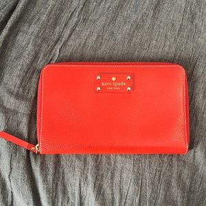 Kate spade large travel wallet🎉sale🎉